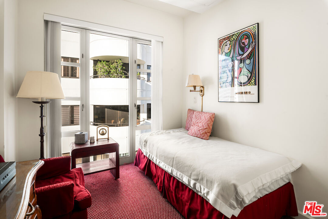 10580 Wilshire Boulevard, Unit 45 Los Angeles, CA 90024 - Photo 33 of 35 a bedroom with a bed and a lamp