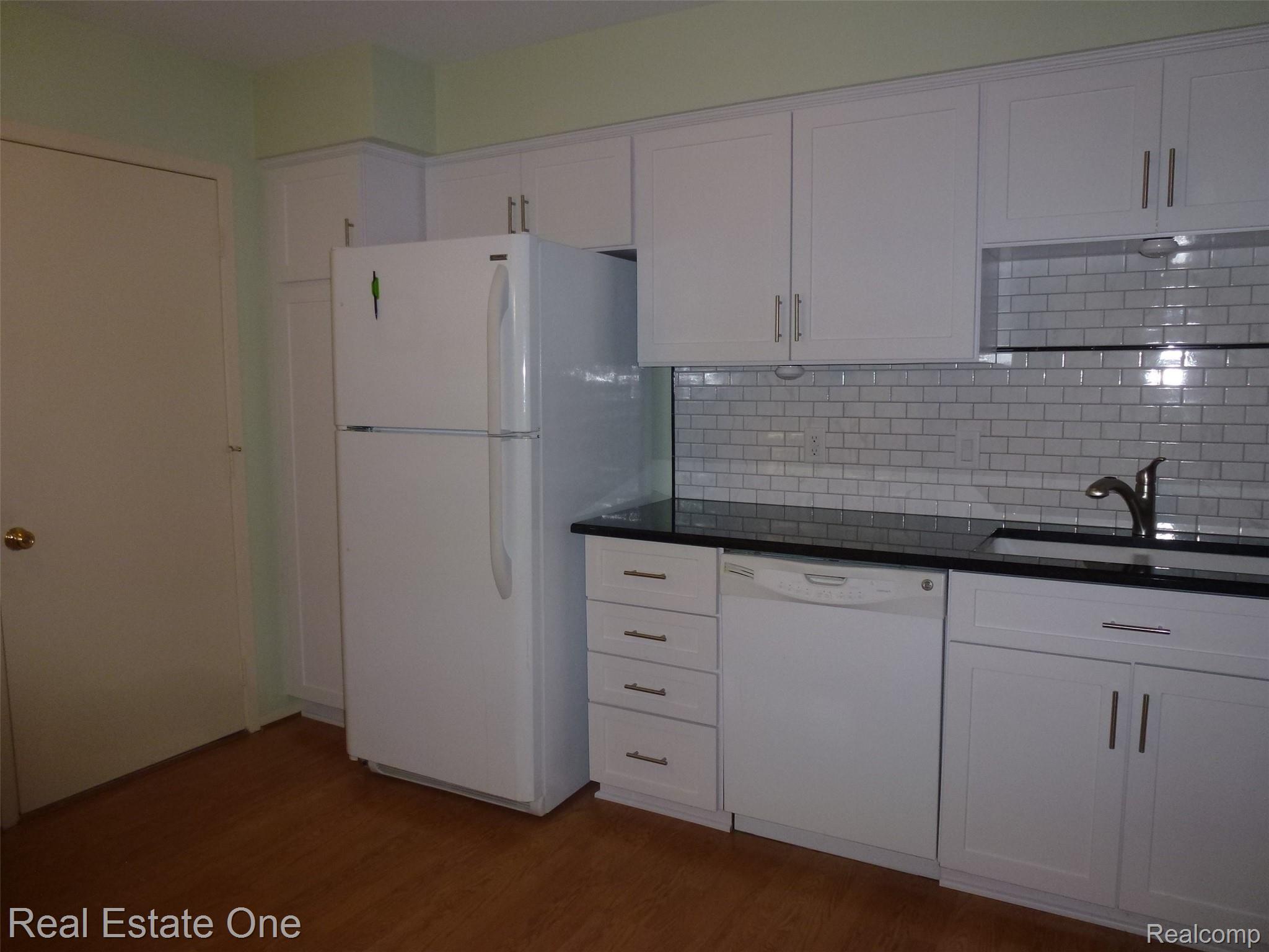 570 Tennyson, Unit 78 Rochester, MI 48307 - Photo 17 of 35 P1060977 2.JPG