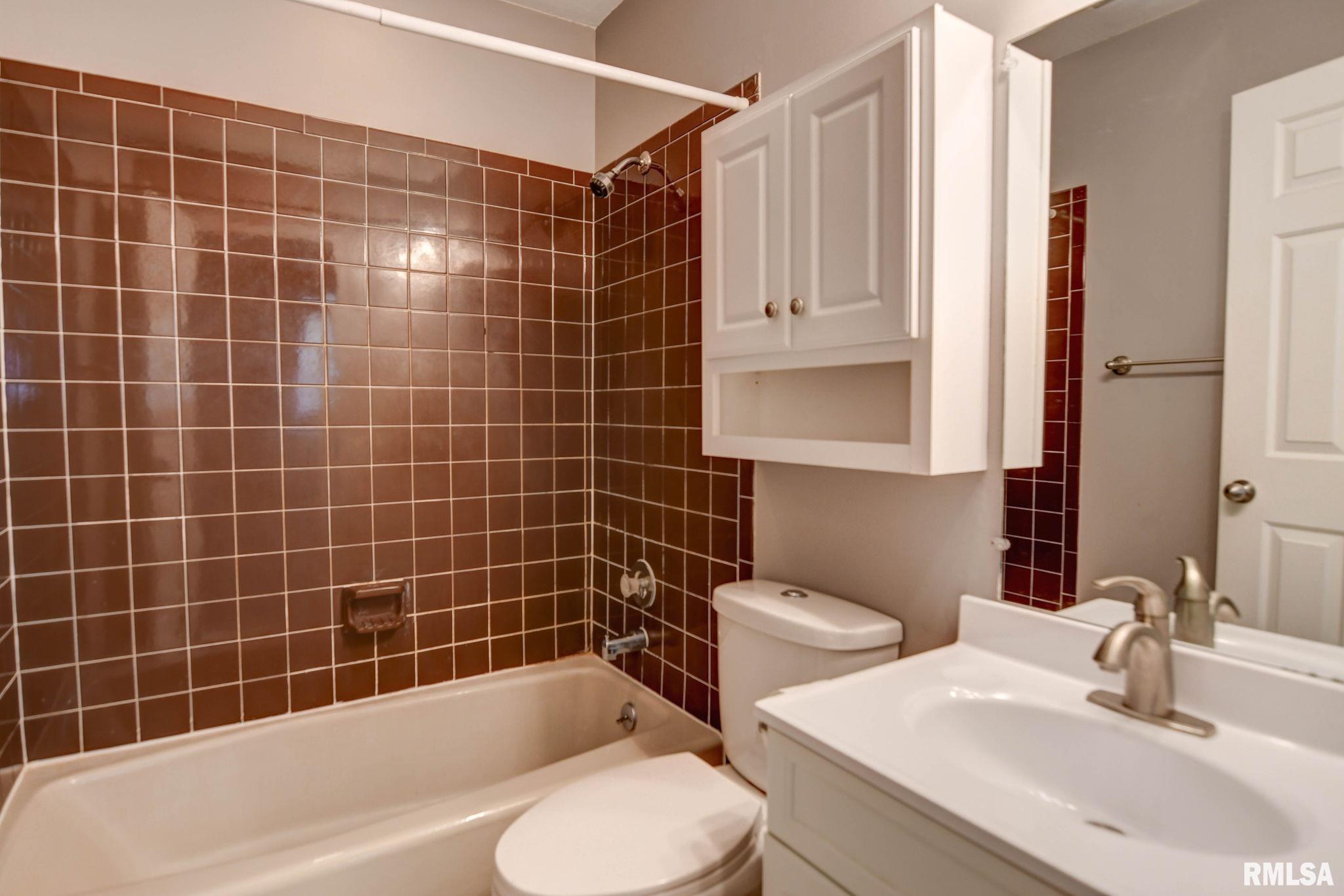 2628 South Forrest Green Drive Decatur, IL 62521 - Photo 4 of 17