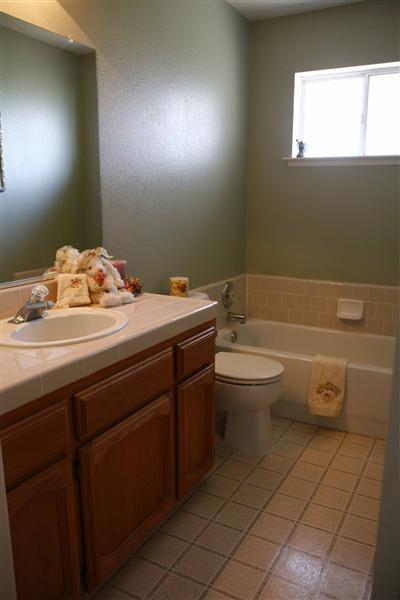 17136 La Canada Road Madera, CA 93636 - Photo 13 of 14 The 3rd bathroom, located next to the isolated 4th bedroom.