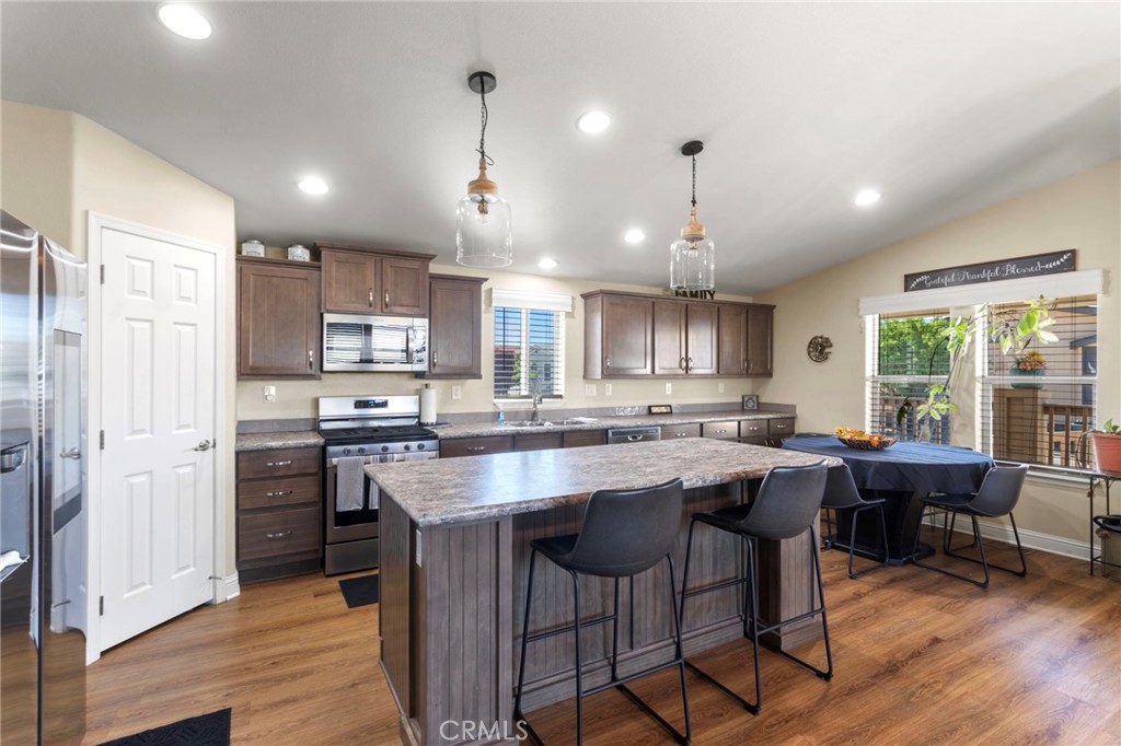 22241 Nisqually Road, Unit 103 Apple Valley, CA 92308 - Photo 5 of 34 Kitchen with large island and bar seating