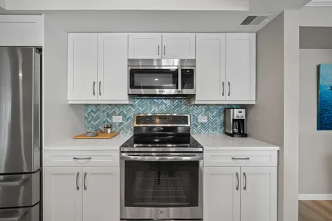 $999,999 | 9 South Walworth Avenue, Unit 603, Williams Bay, WI 53191