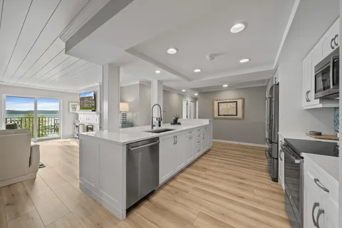 $999,999 | 9 South Walworth Avenue, Unit 603, Williams Bay, WI 53191