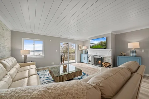 $999,999 | 9 South Walworth Avenue, Unit 603, Williams Bay, WI 53191