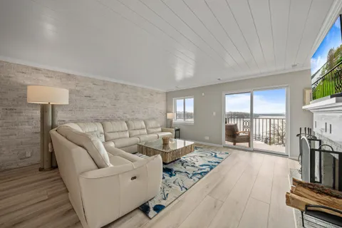 $999,999 | 9 South Walworth Avenue, Unit 603, Williams Bay, WI 53191