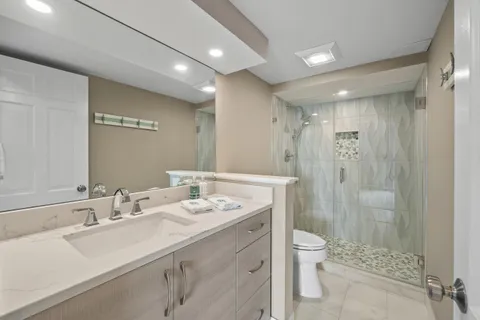 $999,999 | 9 South Walworth Avenue, Unit 603, Williams Bay, WI 53191