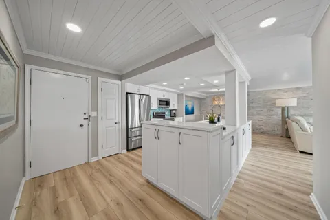 $999,999 | 9 South Walworth Avenue, Unit 603, Williams Bay, WI 53191