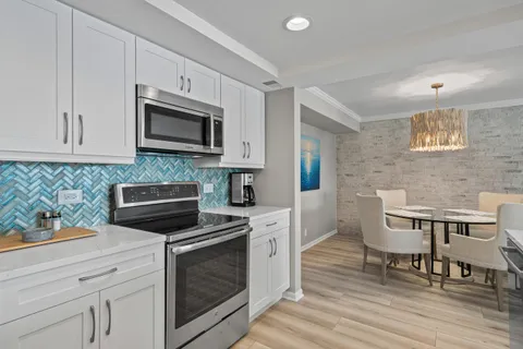 $999,999 | 9 South Walworth Avenue, Unit 603, Williams Bay, WI 53191
