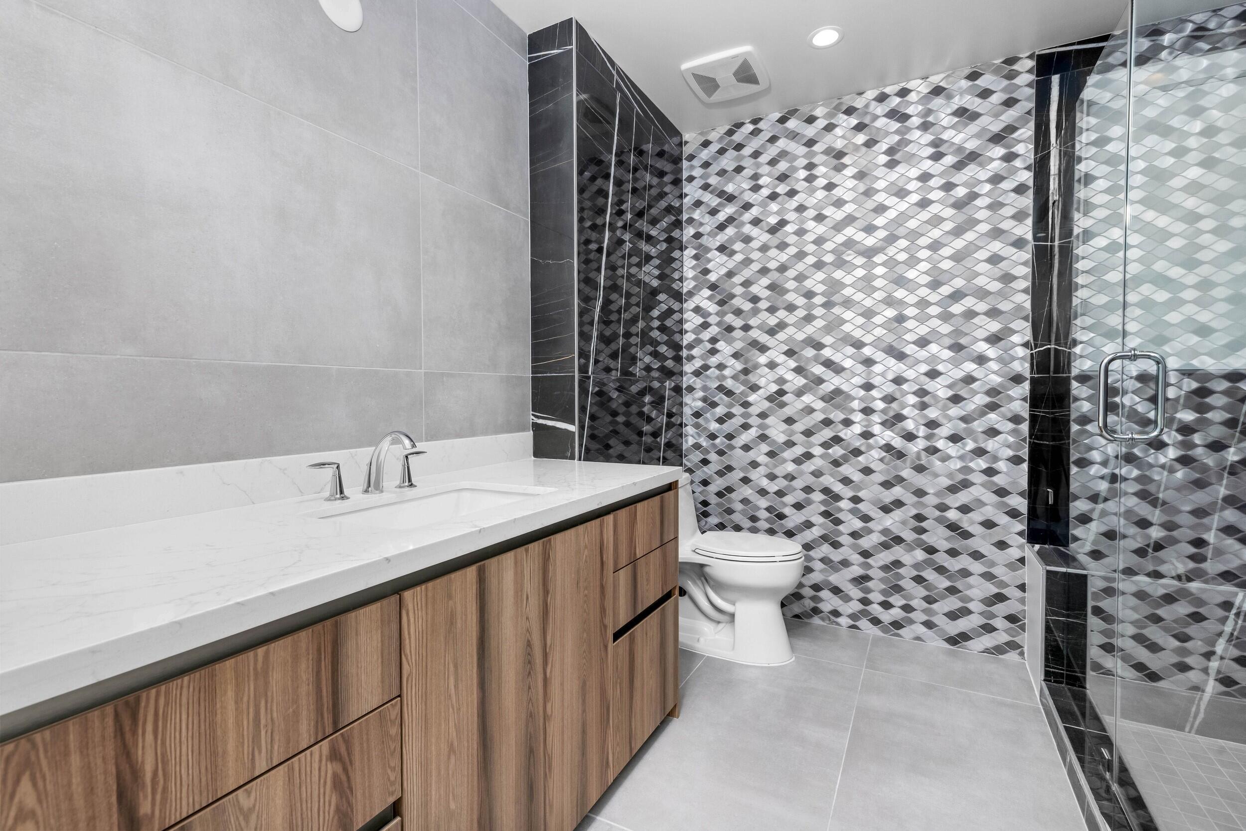 495 East Royal Palm Road, Unit 201 Boca Raton, FL 33432 - Photo 34 of 43 Guest Bath