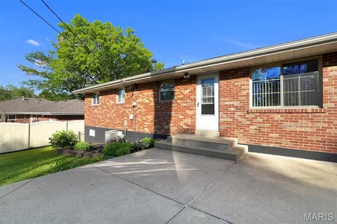 $380,000 | 2261 Eleanor Kay Drive, St. Louis, MO 63125