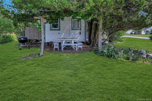 a view of a house with backyard