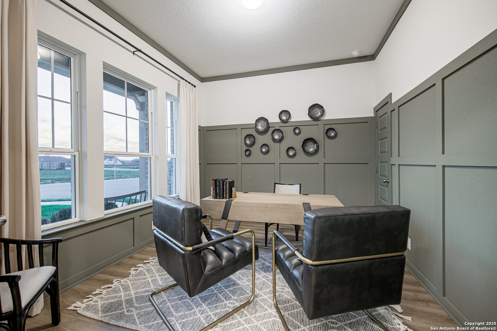 423 Glenwood Ranch Cibolo, TX 78108 - Photo 20 of 33 a living room with furniture
