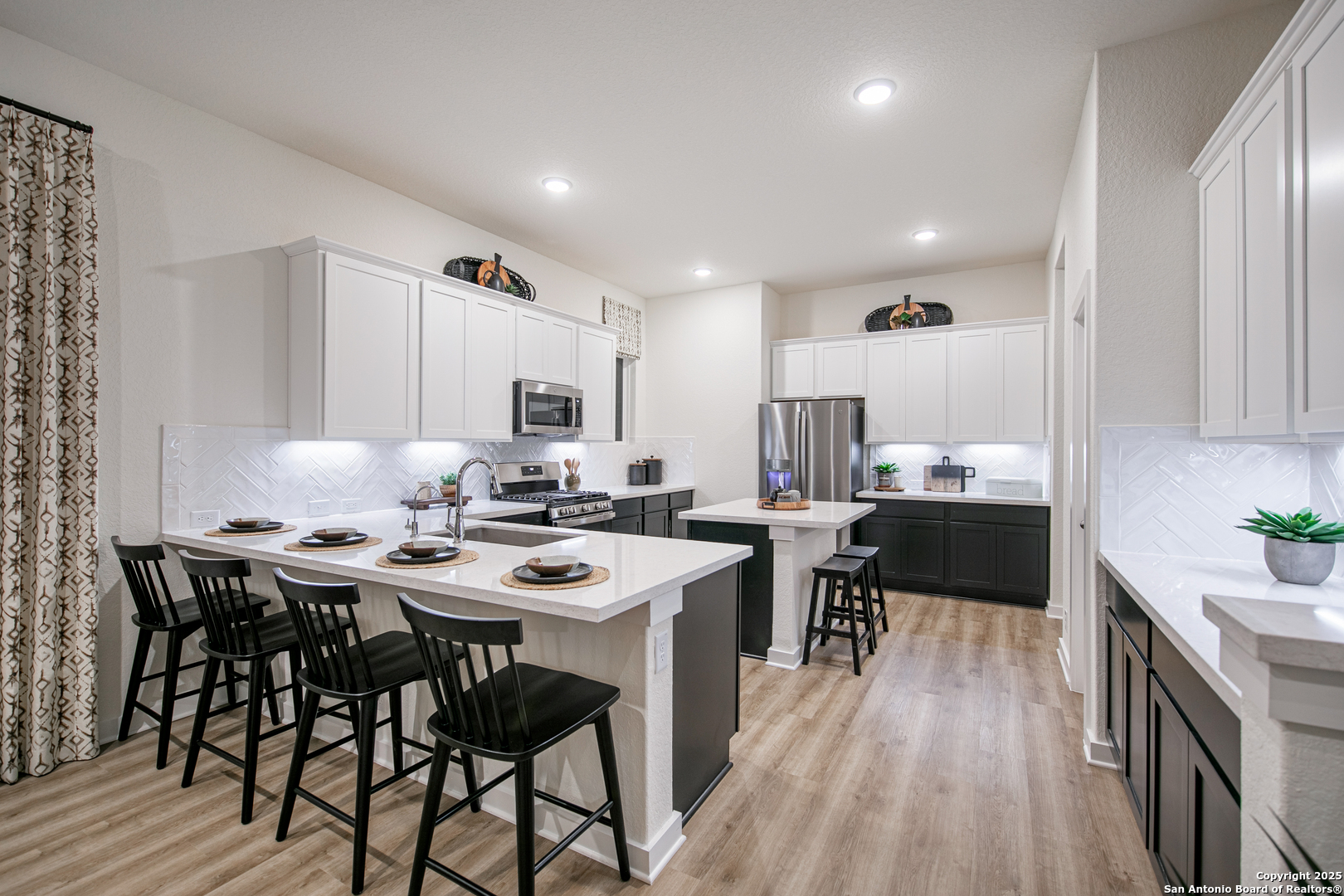 423 Glenwood Ranch Cibolo, TX 78108 - Photo 29 of 33 a kitchen with a table and chairs in it