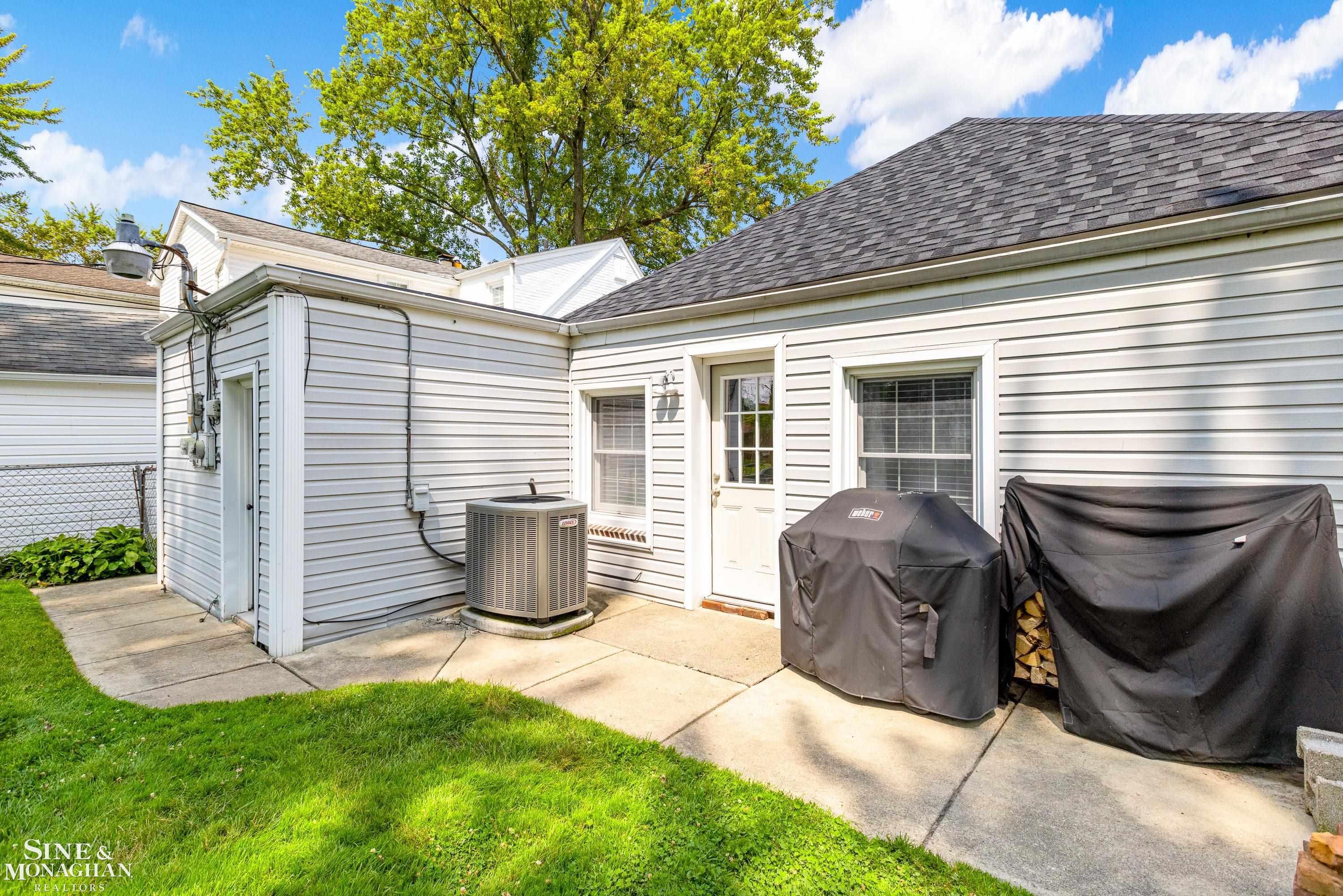 1253 Roslyn Road Grosse Pointe Woods, MI 48236 - Photo 27 of 34