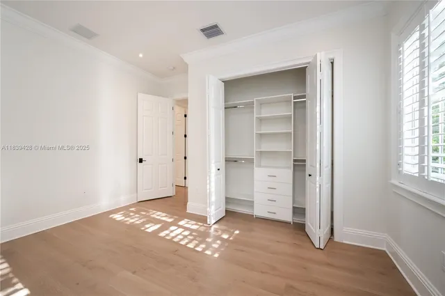 a view of entryway with window