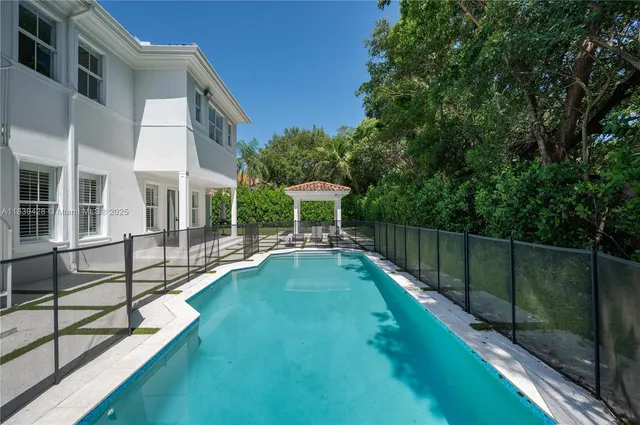 a view of a house with backyard