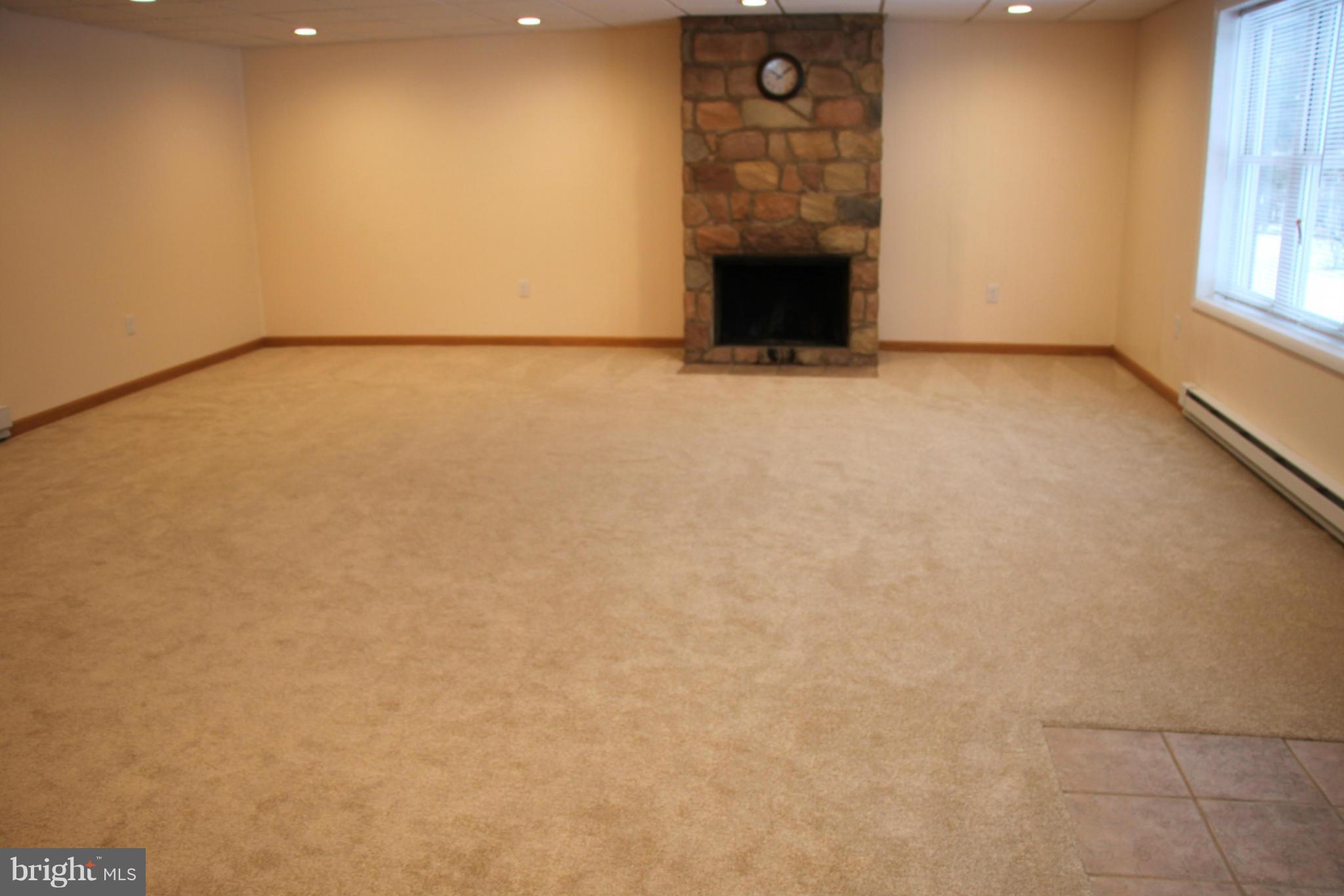 15834 Lockwood Road Williamsport, MD 21795 - Photo 4 of 24 Living Room