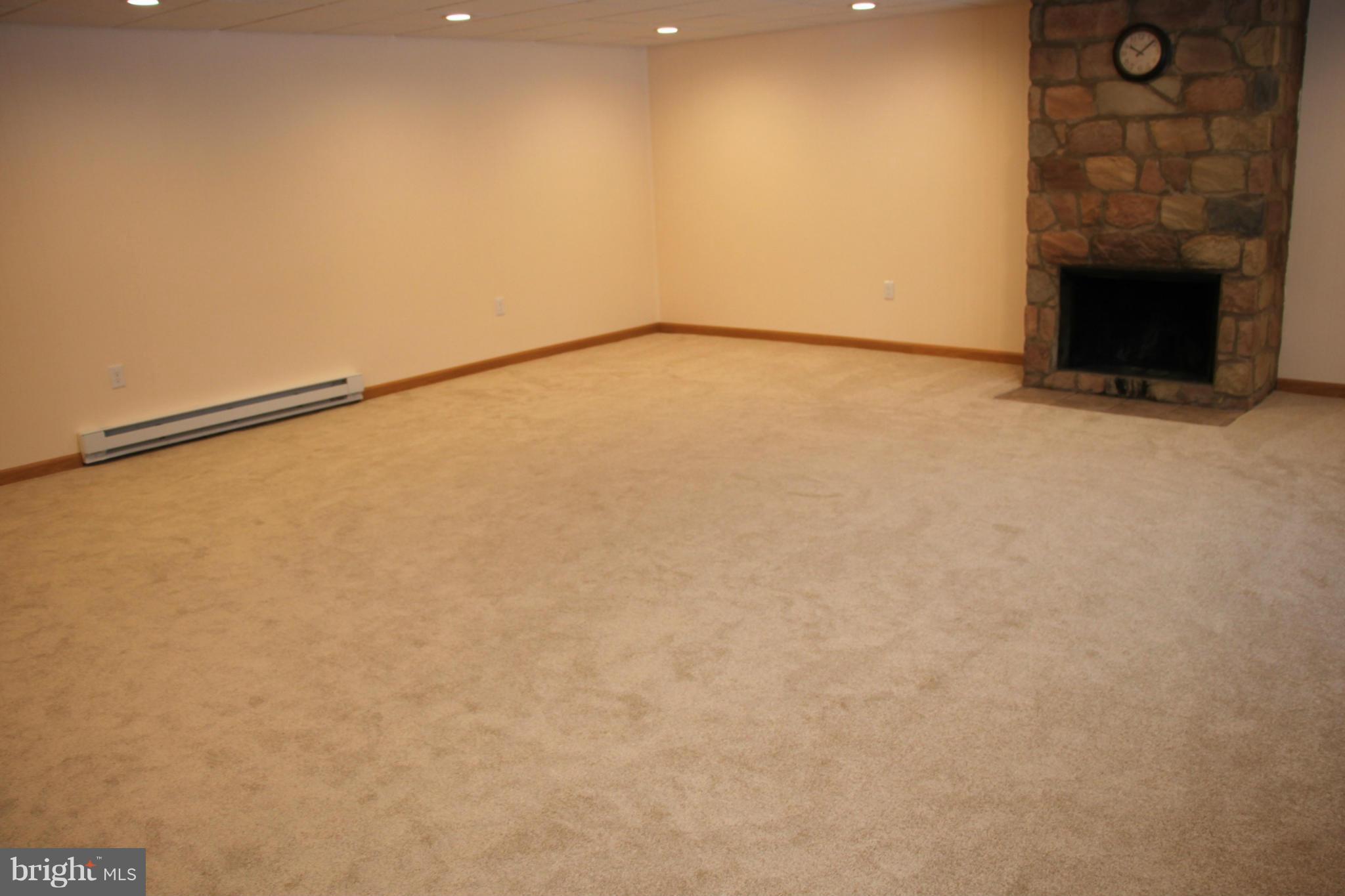 15834 Lockwood Road Williamsport, MD 21795 - Photo 5 of 24 Living Room