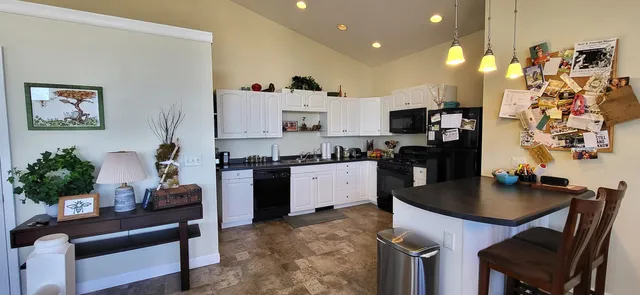 $2,350 | 908 East Skyline Parkway, Duluth, MN 55805