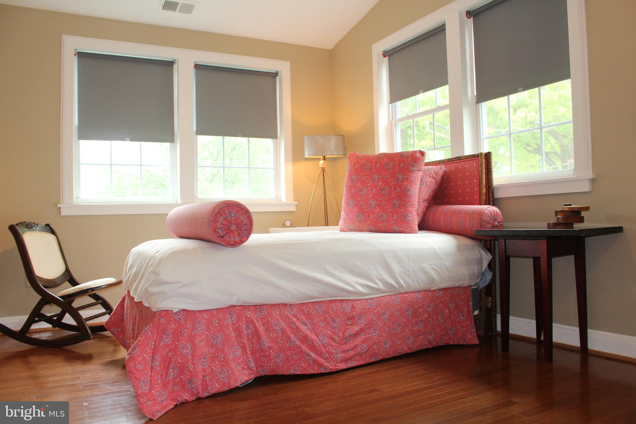 703 Justin Way Silver Spring, MD 20901 - Photo 20 of 30 2nd floor sunroom/bedroom