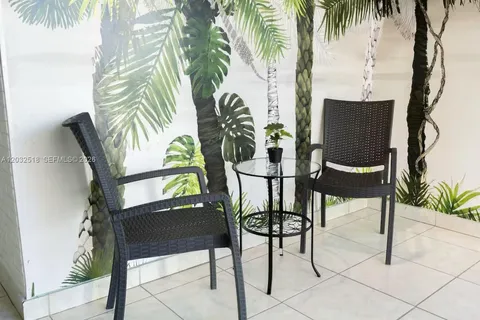 $330,000 | 3030 Collins Avenue, Unit 4E, Miami Beach, FL 33140
