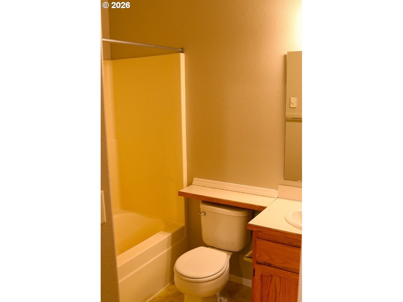 460 Autumn Avenue Eugene, OR 97404 - Photo 18 of 21 a bathroom with a toilet and a shower
