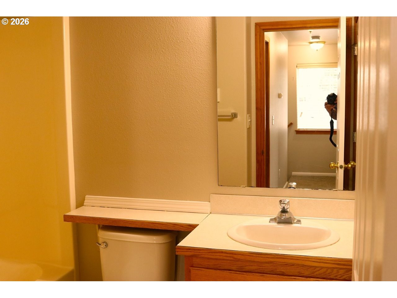 460 Autumn Avenue Eugene, OR 97404 - Photo 19 of 21 a bathroom with a sink and a mirror