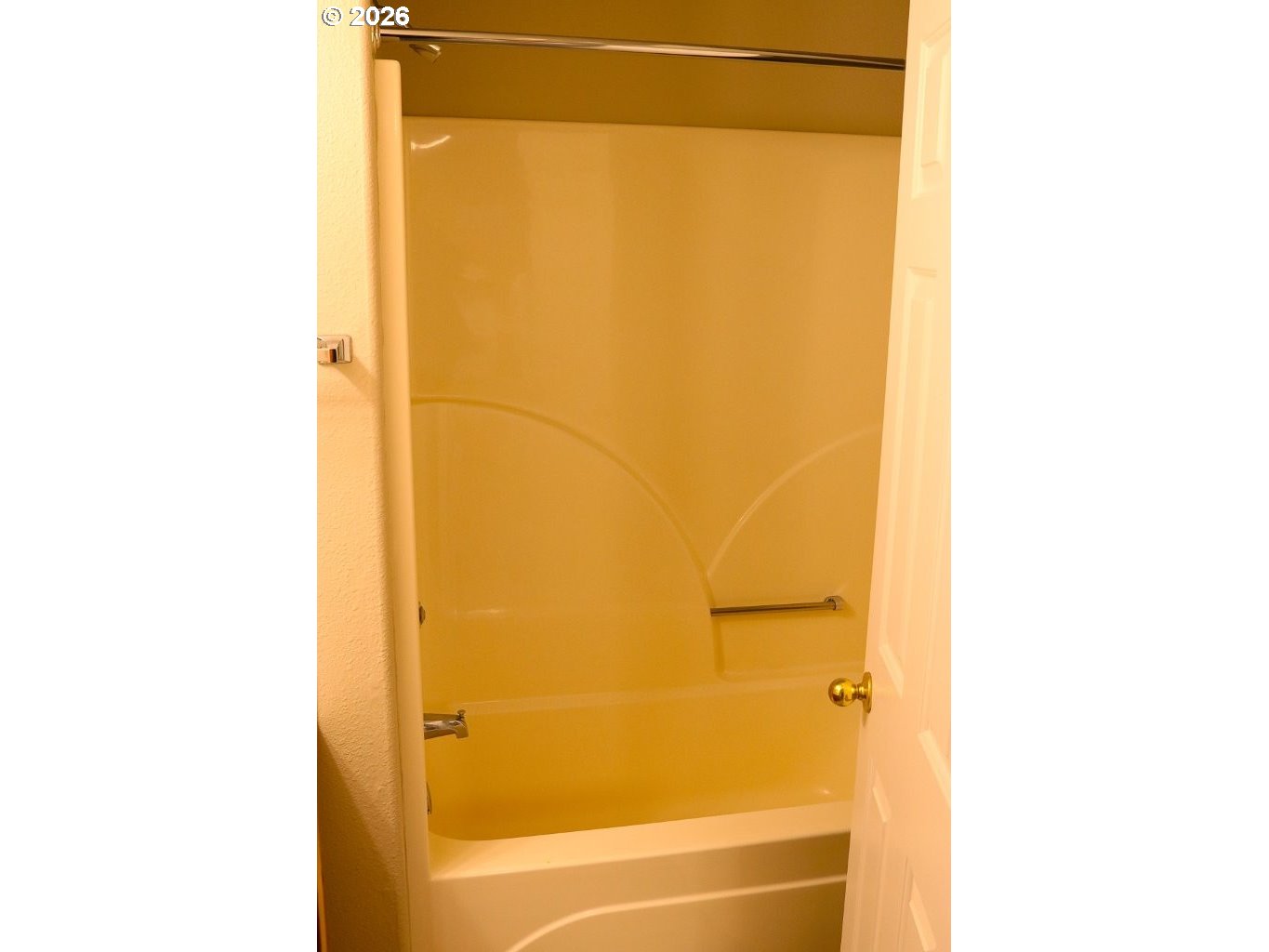 460 Autumn Avenue Eugene, OR 97404 - Photo 10 of 21 a bathroom with a bathtub