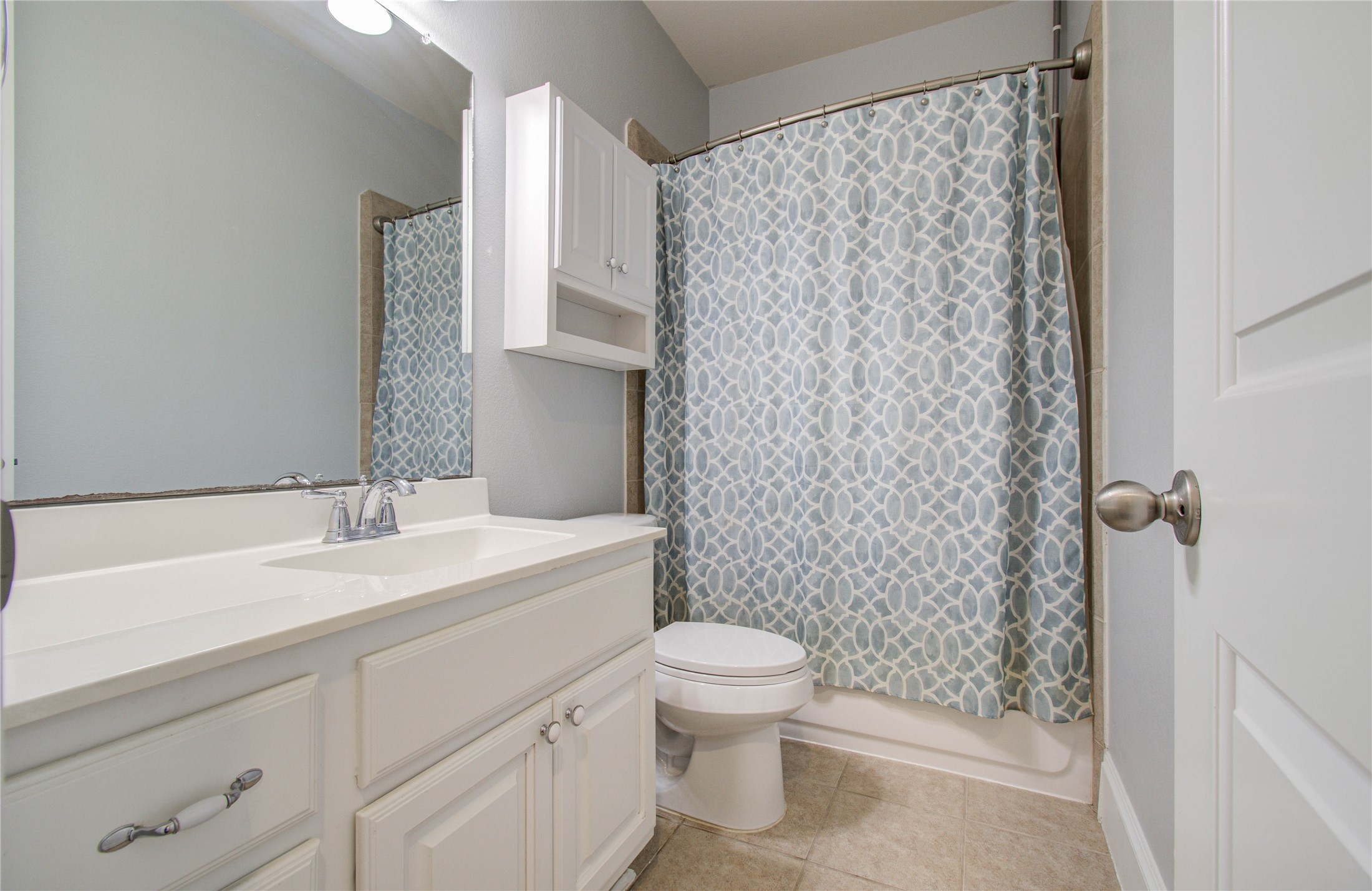 10202 South Goshawk Trail Conroe, TX 77385 - Photo 25 of 50 Spacious hall bathroom.