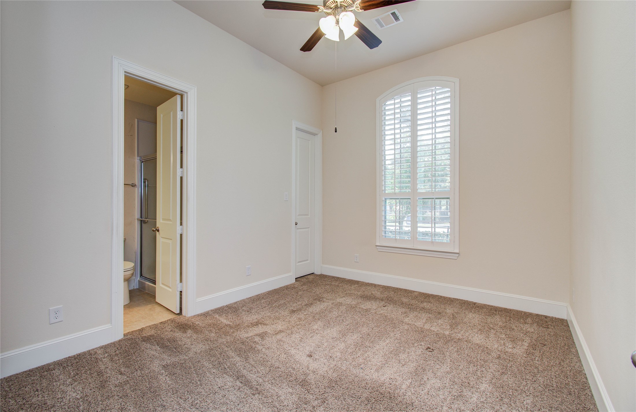 10202 South Goshawk Trail Conroe, TX 77385 - Photo 26 of 50 Two of the guest bedrooms share a Jack and Jill bathroom equipped with a handicap shower.