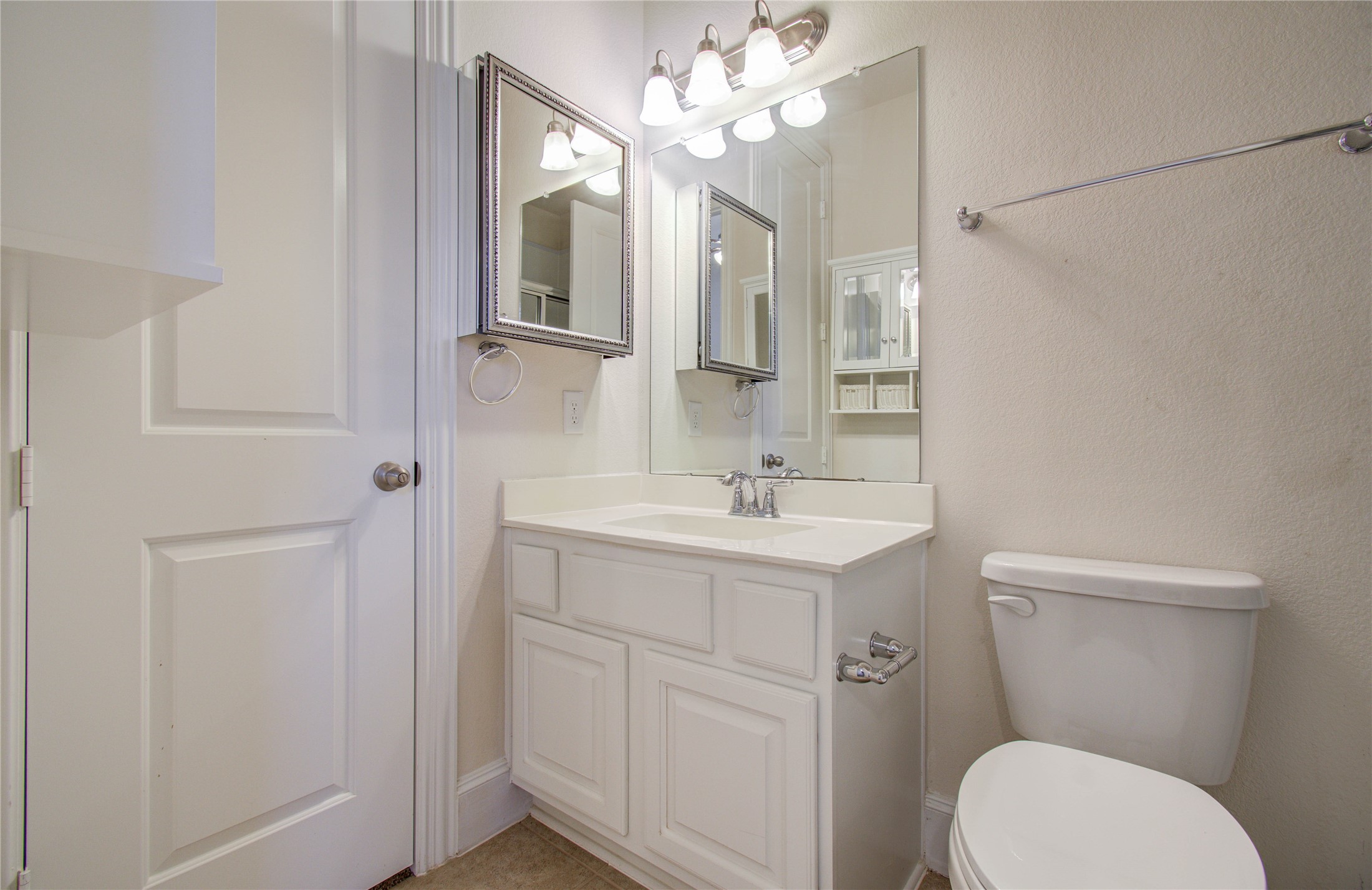 10202 South Goshawk Trail Conroe, TX 77385 - Photo 27 of 50 Two of the guest bedrooms share a Jack and Jill bathroom equipped with a handicap shower.