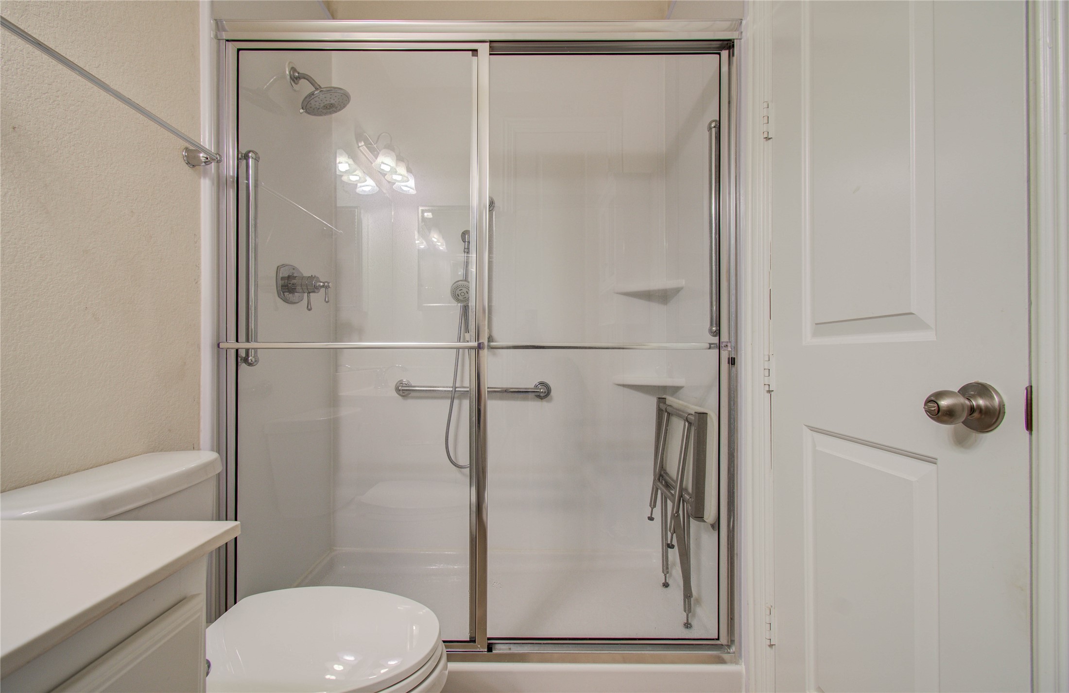 10202 South Goshawk Trail Conroe, TX 77385 - Photo 28 of 50 Two of the guest bedrooms share a Jack and Jill bathroom equipped with a handicap shower.