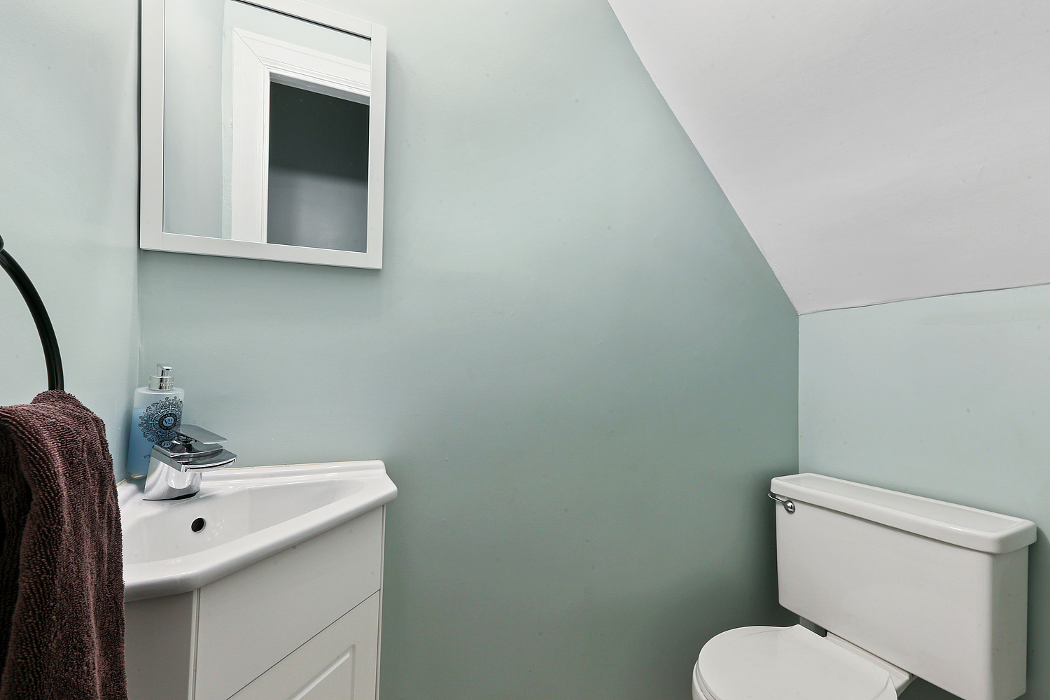 6448 175th Street Tinley Park, IL 60477 - Photo 10 of 18 a bathroom with a toilet sink and mirror