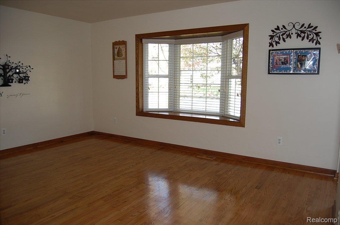 8416 Harding Street Center Line, MI 48015 - Photo 4 of 22 4.5