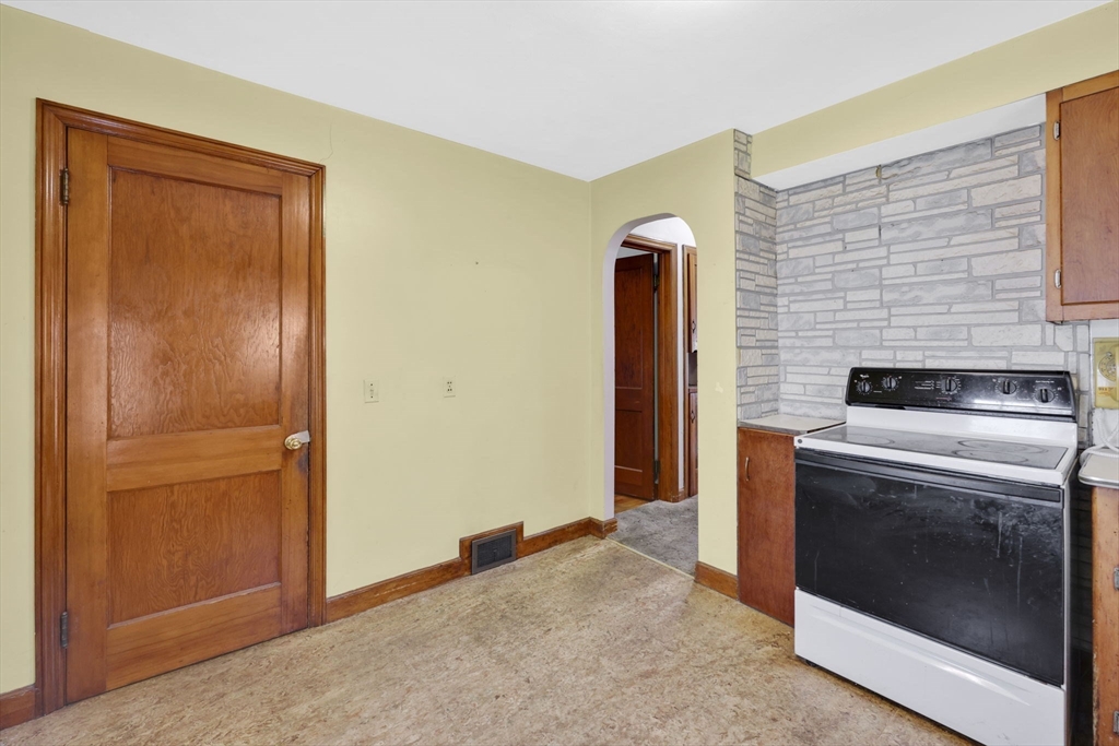 95 Kingsley Street Springfield, MA 01104 - Photo 7 of 29