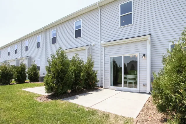 $431,640 | 403 Comstock Road, South Elgin, IL 60177