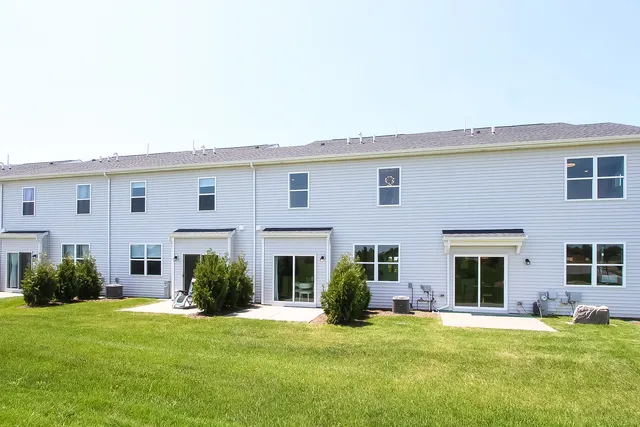 $431,640 | 403 Comstock Road, South Elgin, IL 60177