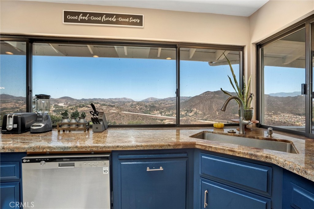 2160 Puerto Del Mundo Fallbrook, CA 92028 - Photo 16 of 63