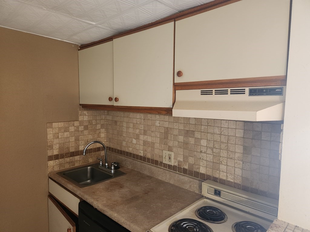 70 Southbridge Street, Unit 302 Worcester, MA 01608 - Photo 19 of 22 a bathroom with a sink a vanity and mirror