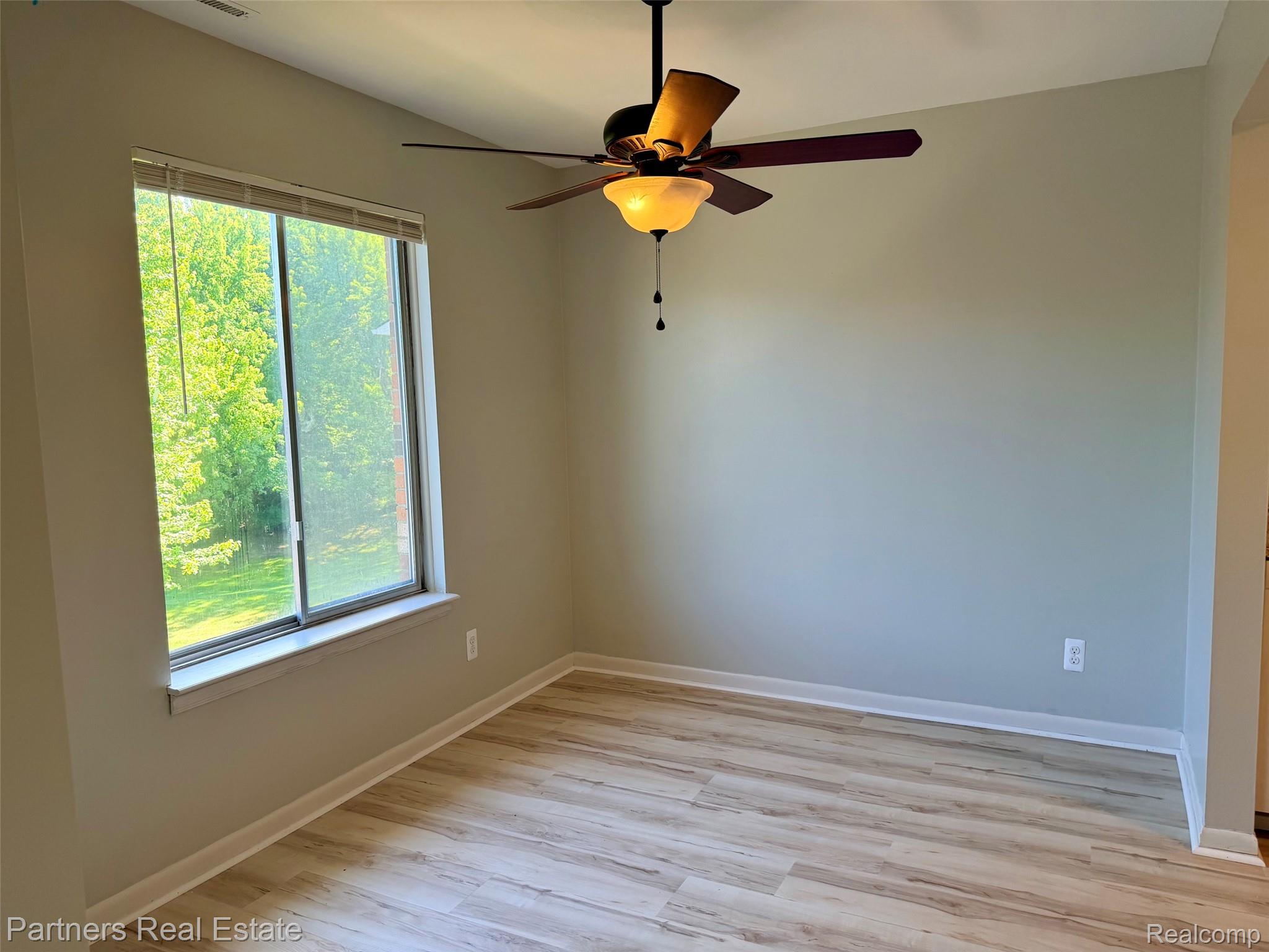 507 West Highland Road, Unit 11 Howell, MI 48843 - Photo 6 of 29 Dining Room