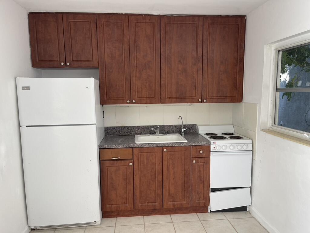 115 East Lantana Road Lantana, FL 33462 - Photo 4 of 7 E400CD3F-8B3D-465D-961B-C0B44DA97242_1_1