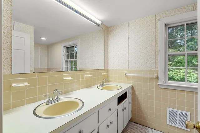 $1,195,000 | 25 Yorkshire Road, Dover, MA 02030