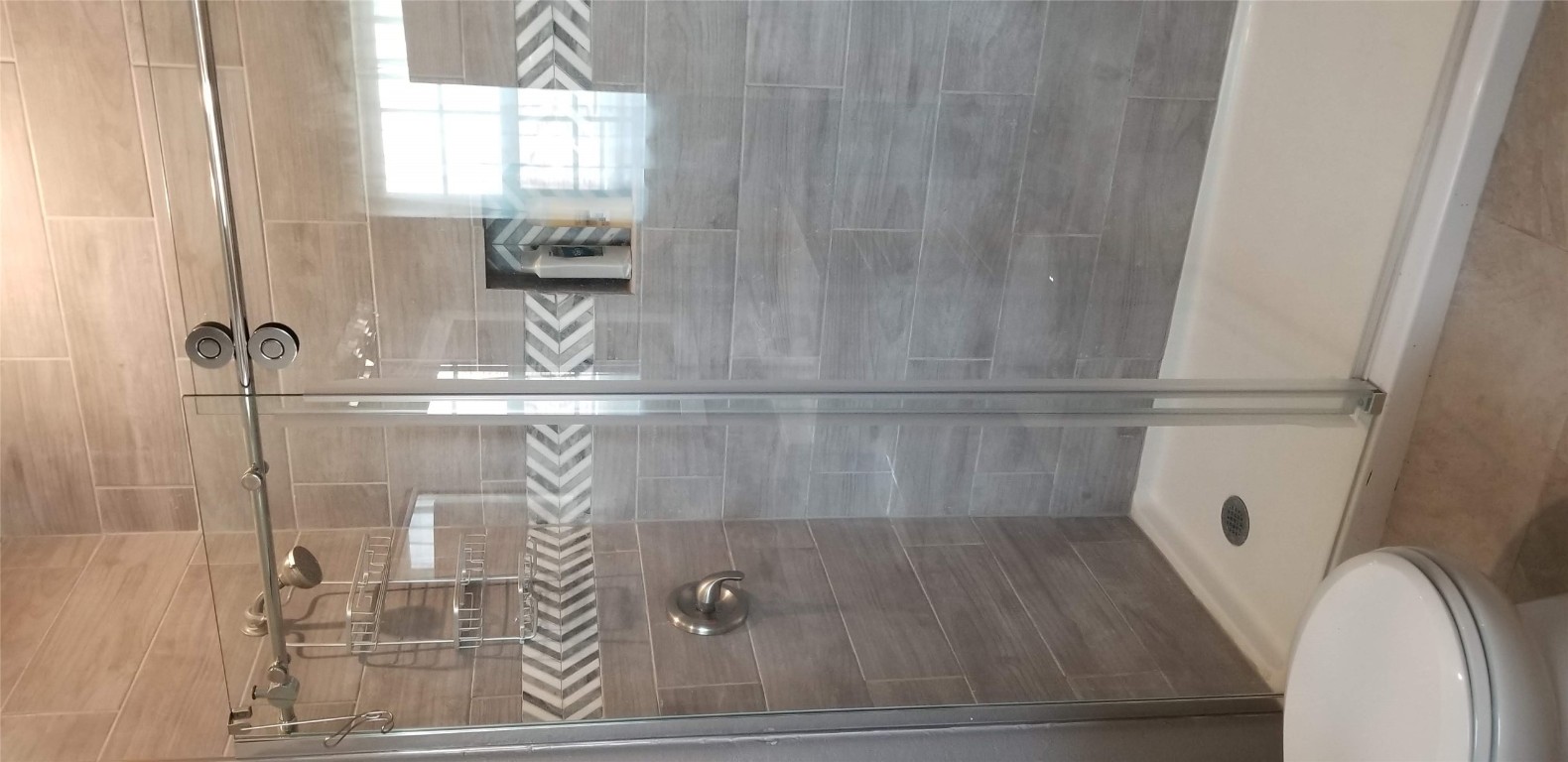 407 South Main Street Taylor, TX 76574 - Photo 11 of 15 a bathroom with a shower and bathtub