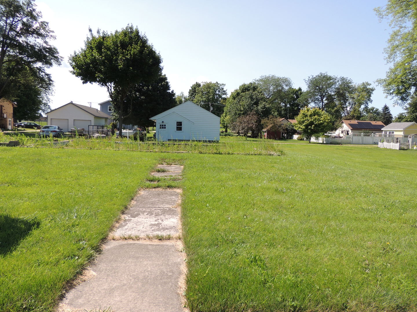 a view of a pathway with a yard