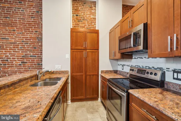 $279,000 | 12 Letitia Street, Unit 201, Philadelphia, PA 19106