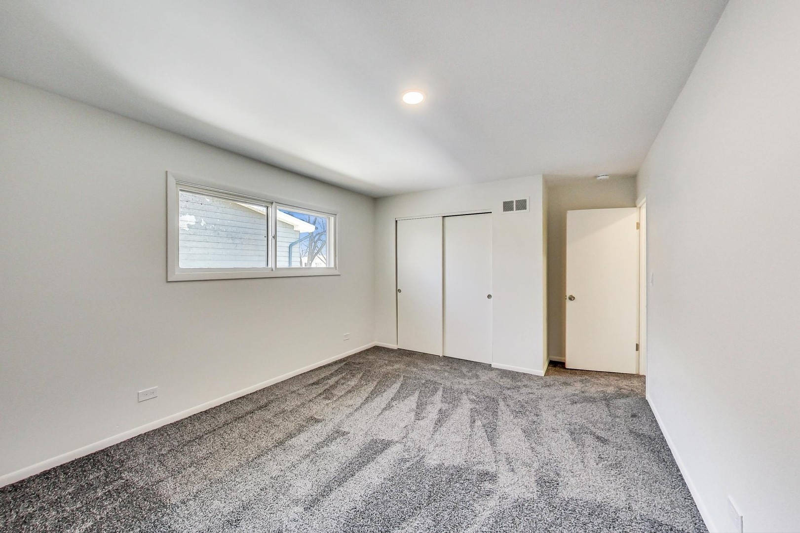 1835 Smith Road Northbrook, IL 60062 - Photo 28 of 54 an empty room with a window