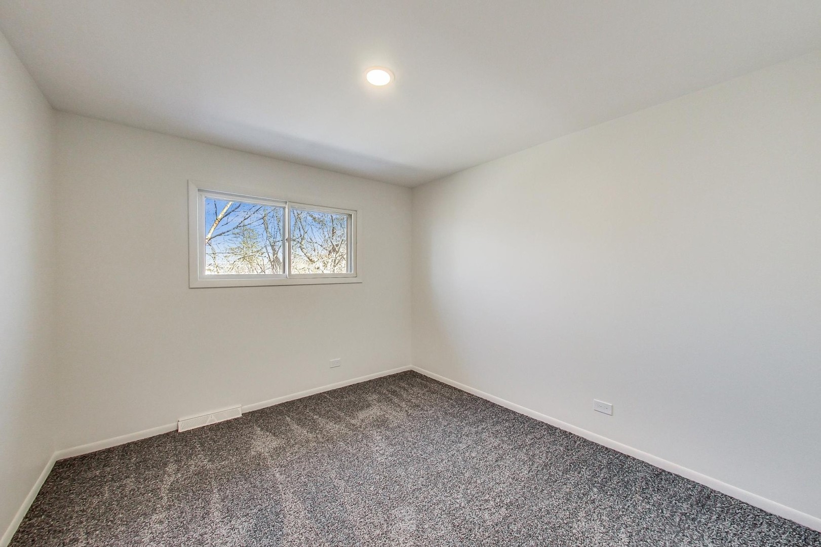 1835 Smith Road Northbrook, IL 60062 - Photo 30 of 54 an empty room with a painting on the wall