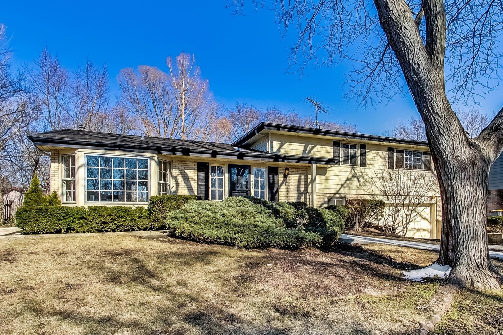 1835 Smith Road Northbrook, IL 60062 - Photo 3 of 54 a front view of a house with garden