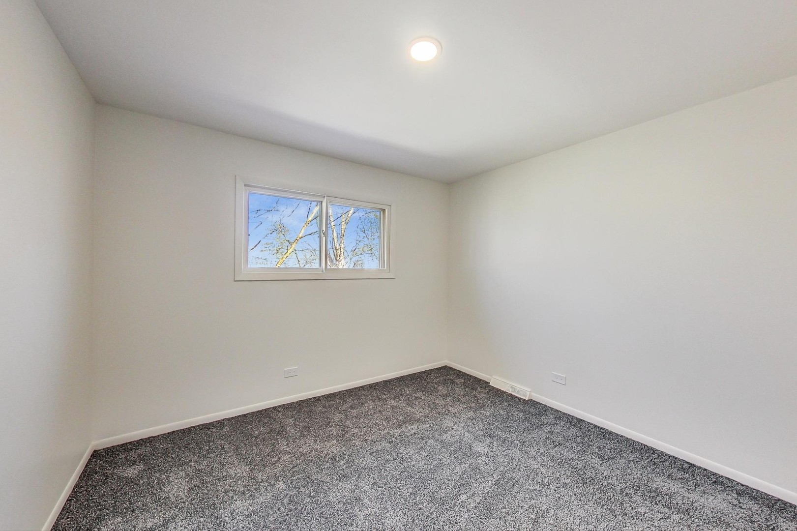 1835 Smith Road Northbrook, IL 60062 - Photo 34 of 54 an empty room with a workspace