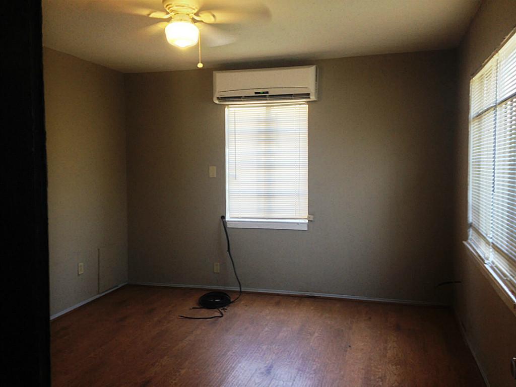 5342 Leeland Street, Unit 2 Houston, TX 77023 - Photo 3 of 8 an empty room with a window